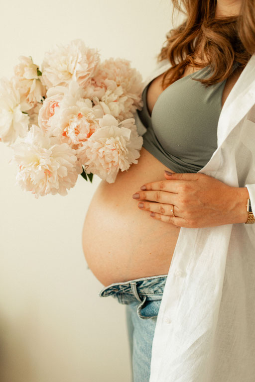 Babybauch Homestory mit Blumen, Bayern