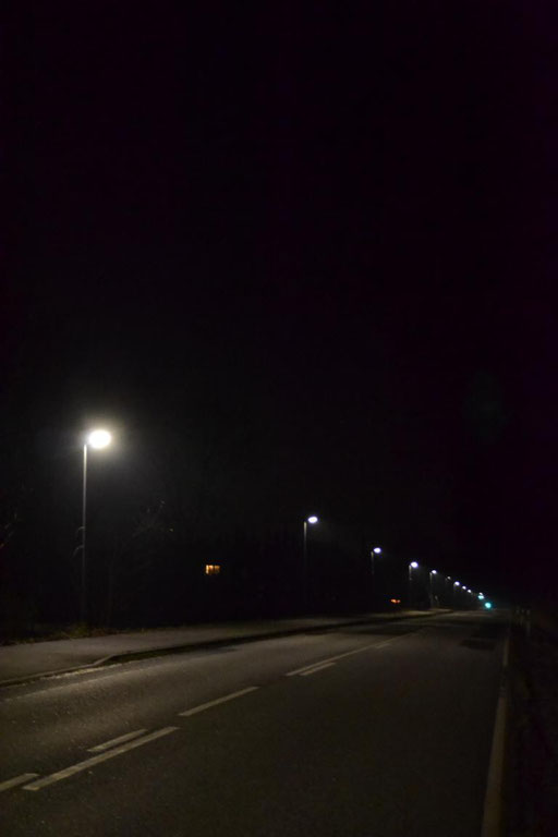 Straßenbeleuchtung an der L03 bei Nacht