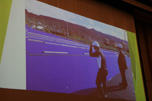 愛媛県ホッケー協会理事長 中村哲也さんから国体会場予定の現在のコートの整備状況を説明