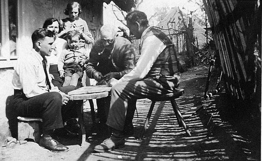 ca.1935,vorne links ist Erich Katterwe bei seiner Tante Pauline (Schwester von Eduard Gustav Katterwe) in Groß Graben. Das Kind ist Dietmar, Sohn von Erich, dahinter stehend, seine Mutter Gertrud ( Knie ) 