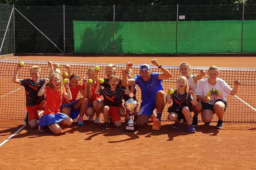 Die TCA-Kids feiern mit Chr. Negritu