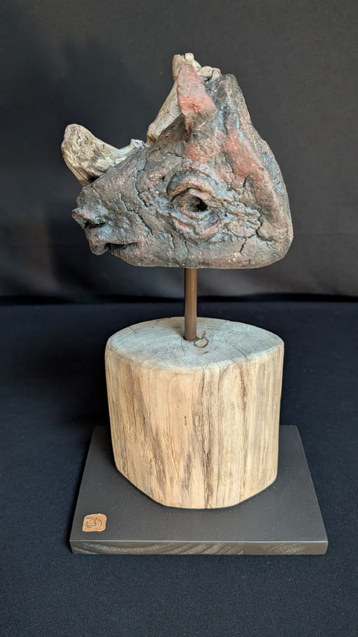 Petit rhinocéros noir rupestre, grès et bois flotté, 11x18x32cm, 2026