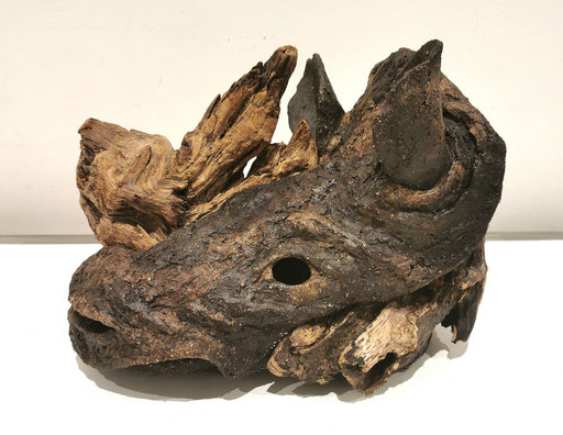 Naufrage du Rhinocéros 2, grès noirs et bois flotté, 23x35x25cm, 2024