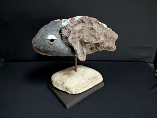 Poisson rupestre 1, grès, porcelaine et bois flotté, 14x20x31cm, 2026