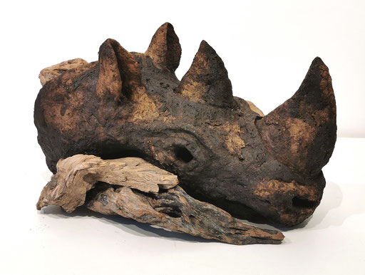 Le Naufrage du Rhinocéros, grès noir, brun et bois flotté, 50x28x28cm, 2023