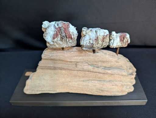 A la queue leu leu, grès, porcelaine et bois flotté, 9x28x18cm, 2026