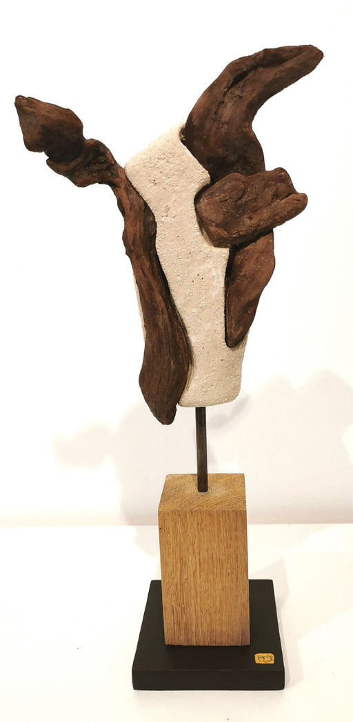 Petite tête d'Auroch, grès, blanc et bois flotté, 11x11x40cm, 2023