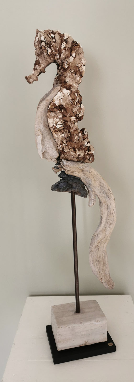 Dame Hippocampe, grès blanc, porcelaine et bois flotté, 15x20x90cm, 2023