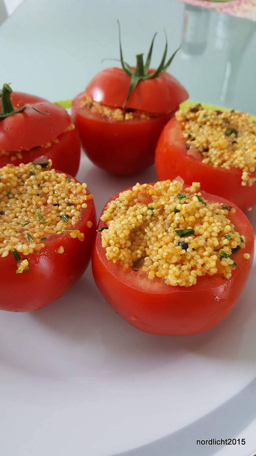 Gefüllte Tomaten mit mediterraner Hirsemischung
