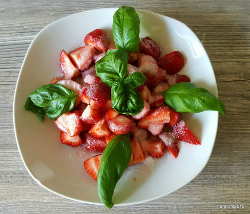 Fische Erdbeeren mit Basilikum