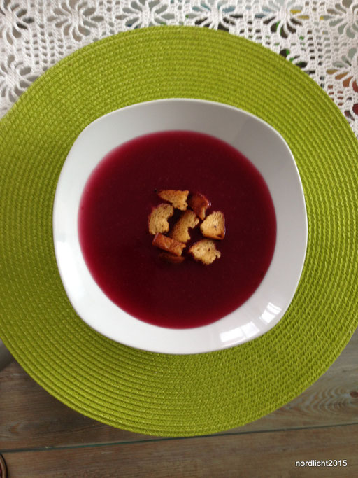 Holundersuppe mit gerösteten Zwiebackwürfeln