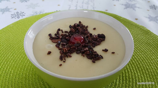 Selbstgemachter Vanillepudding mit Kakaonibs