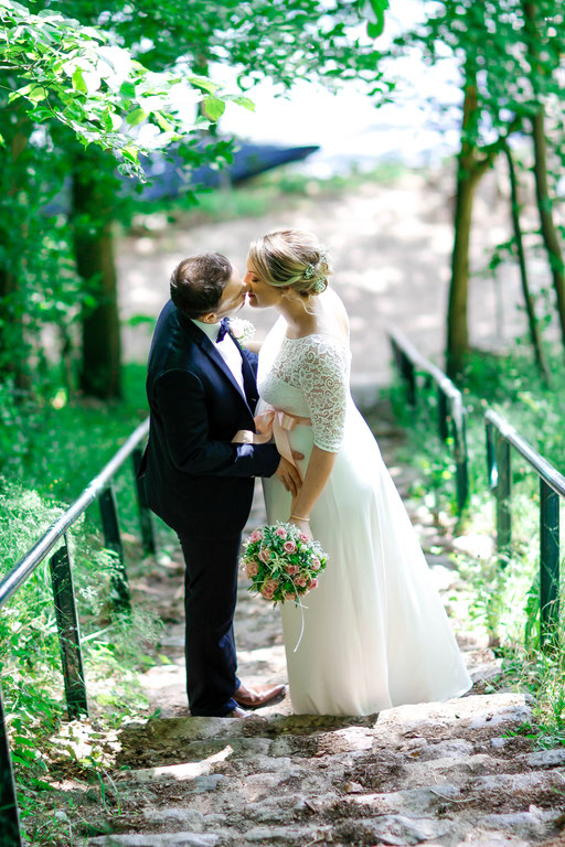 Die Hochzeit von Caro und Marcel auf dem Trausteg in Feldberg| Trauung| Wedding| Braut| Bräutigam| Fliege| Blumen| Lächeln| Mecklenburg- Vorpommern| Neubrandenburg| Greifswald| Hendrikje Richert Fotografie 