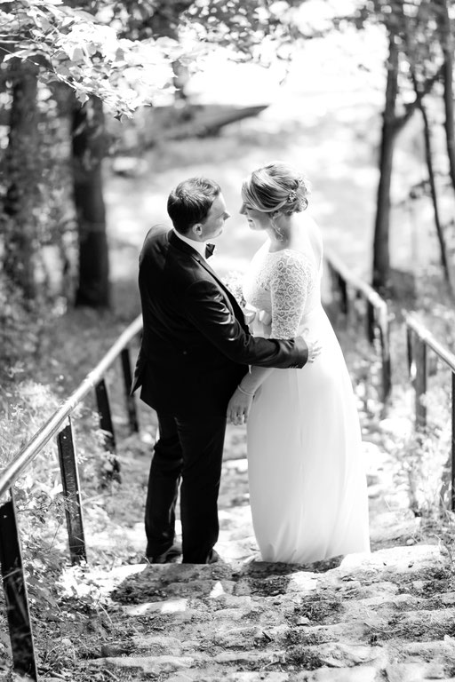 Die Hochzeit von Caro und Marcel auf dem Trausteg in Feldberg| Trauung| Wedding| Braut| Bräutigam| Fliege| Blumen| Lächeln| Mecklenburg- Vorpommern| Neubrandenburg| Greifswald| Hendrikje Richert Fotografie 