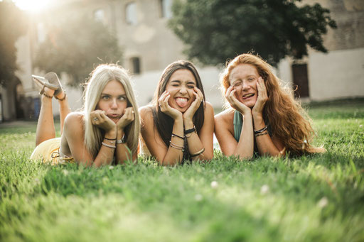 3 Frauen auf einer Wiese in Rüsselsheim am Main vor unserer Fotobox