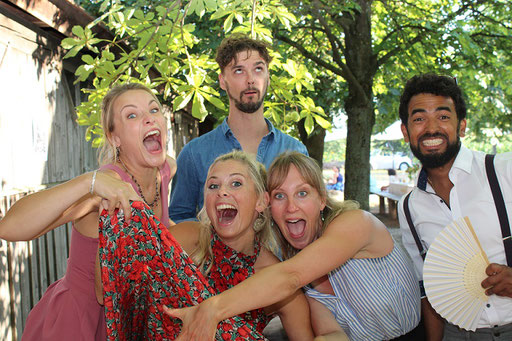 5 Freunde vor unserer Fotobox in Erding auf einer Hochzeit