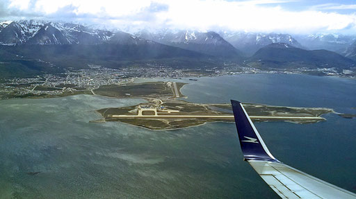 Anflug auf Ushuaia nach 24h Flugzeit (Hintergrund Ushuaia mit Hafen)