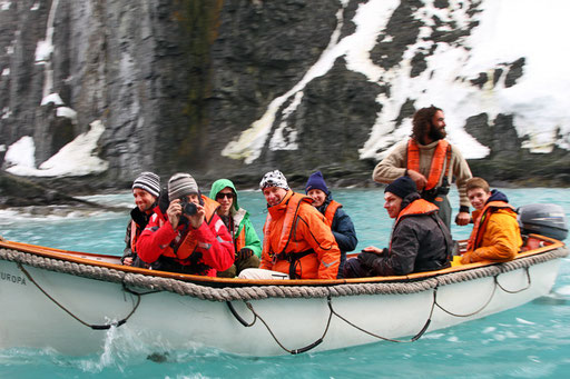 Zodiac Cruise durch eine Eisberg-Landschaft