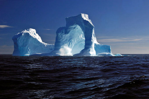 Eisbergmassiv nahe Dancon Island (ca. 40meter hoch)