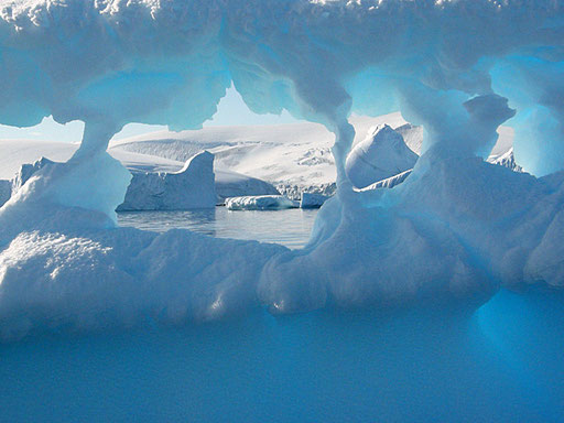 Eislandschaften: Bild zwischen einem Eisberg hindurch
