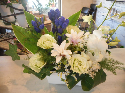 ３０．季節の花でおまかせお供アレンジメント3,850円