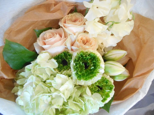 １３.白、クリーム系上品に花束5,500円