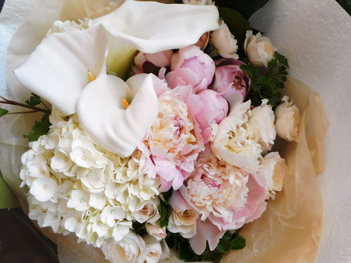 1４．白メインに淡いピンク花束11,000円