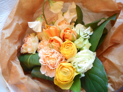 1.オレンジ系可愛らしく花束3,850円