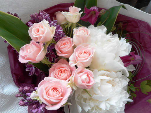 ３．フンワリ可愛らしく花束3,850円