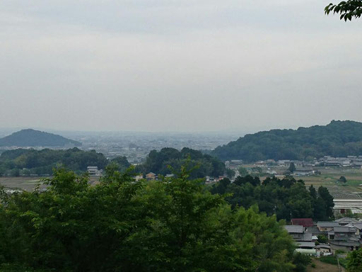 左側 耳成山 右側 香久山