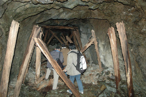 2006年撮影の地下壕⑥　この頃は坑木が鳥居型に残っていました