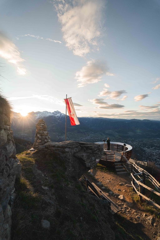 Sonnenaufgangswanderung von Dorf Tirol zum Aussichtskorb Hochmuth - Bergmoment über den Dächern von Meran in Südtirol