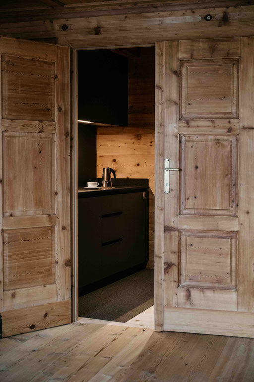 moderne Küche im Apartment Stöa im historischen Haus Ciasa Somuer im Gadertal • Member of Mountain Hideaways ©Marika Unterladstätter
