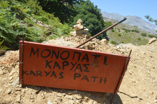 Hinweisschild auf den Kargas Wanderweg