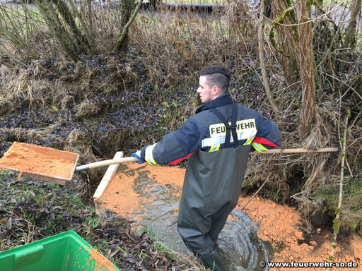 Das schwimmfähige Ölbindemittel wird abgetragen