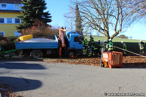 Der LKW wird mittels Seilwinde des Rüstwagens gekippt, um den Fahrer zu befreien