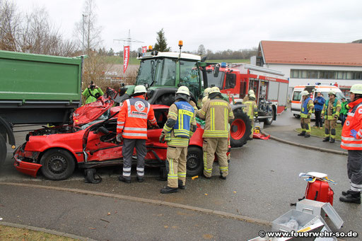 Die Feuerwehr Tuttlingen simuliert einen Verkehrsunfall für die Zuschauer