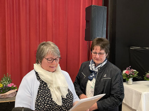 Dörte Stellmacher überreichte die höchste Auszeichnung auf Landesebene an Heike Jürgens.