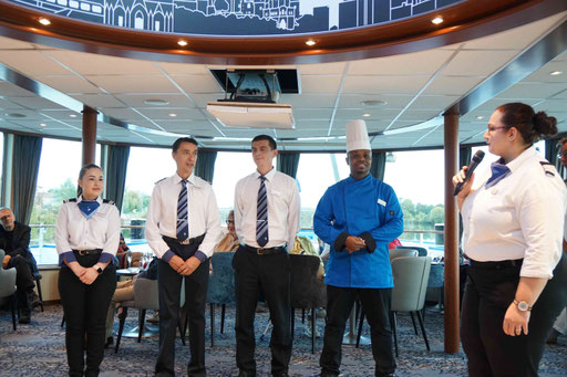 Hotel Managerin Nadine Chabrié und ihre vier Abteilungsleiter