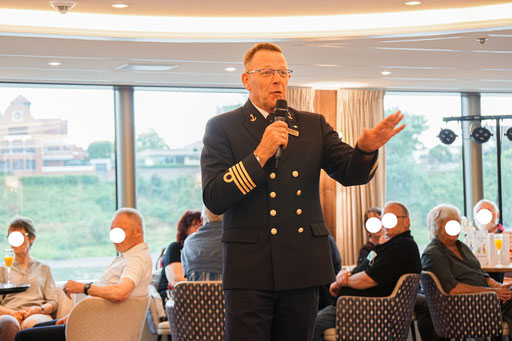 Kapitän Martin van Opzeeland begrüßt seine Gäste