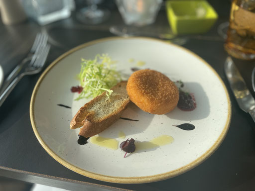 Im Ofen gebackener Camembert