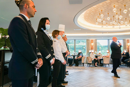 Hotel Manager Adi stellt seine Crew vor