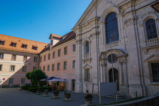 Der Innenhof des Weltenburger Klosters mit der Klosterkirche