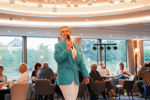 Ein herzliches Willkommen gibt es auch von PHOENIX-Kreuzfahrtleiterin Katrin Mönner