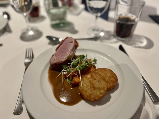 Schweinefilet im Serrano-Schinkenmantel mit Ofenkürbis und Rösti-Kartoffeln