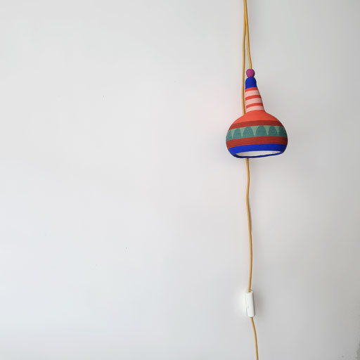 lampe baladeuse rayées multicolore fabriquées par la creatrice optimiste et petillante sarah morin. Ces lampes donneron,t un esprit design et créatif à votre maison