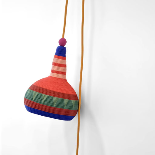 une collection de lampe baladeuses et de suspensions reélisées à partir de courges calebasses cultivées en france, fabrication artisanale de pièces uniques et lumineuses multicolore pour un esprit optimiste et graphique qui dynamisera vos interieurs