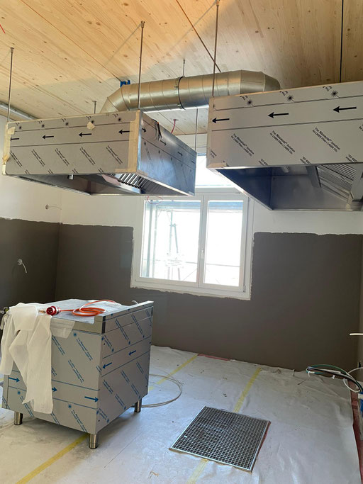 Die Kücheneinrichtung wird montiert