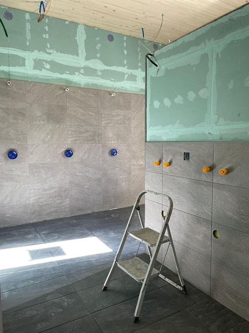 Innenausbau in den Nasszellen schreitet voran