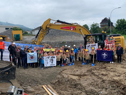 Spatenstich mit vielen glücklichen Gesichtern